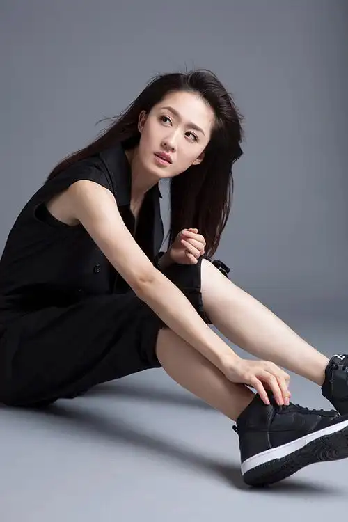 张雯写真曝光 气质干练英气十足