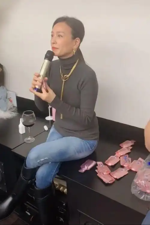 张庭素颜上阵,肚子凸起赘肉明显,还拉胖女生垫背证明自己年轻!