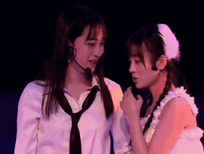 鞠婧祎赵嘉敏挽手同框