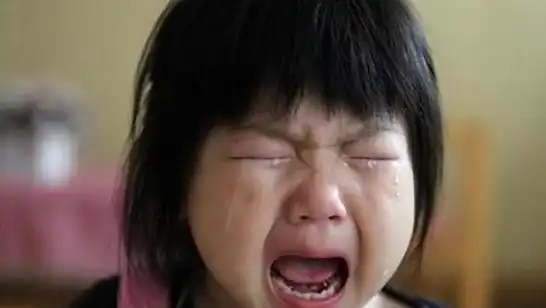 女孩苏丽3岁被针线缝嘴5岁被虐死生母出狱后竟将其挫骨扬灰