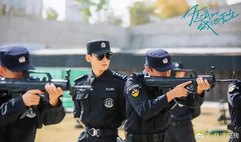 马思纯饰演的医生米佧和白敬亭饰演的特警邢克垒cp感十足,不得不说