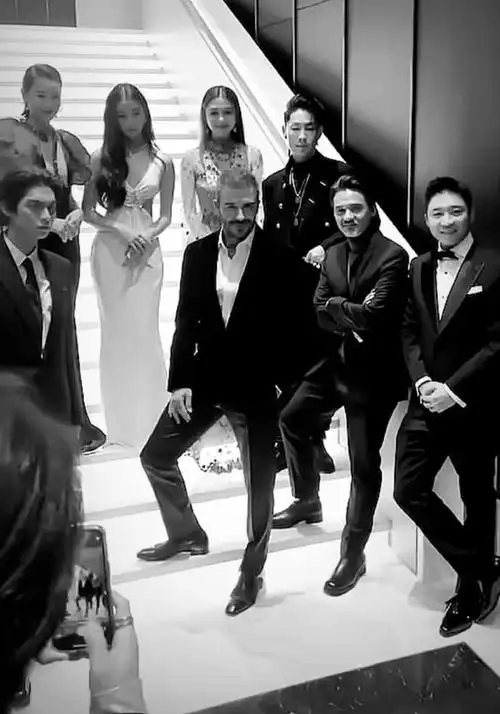 霍启山在澳门出席时尚活动,整个人显得很有绅士范儿.