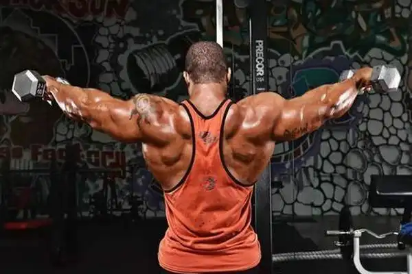 想要有一个宽厚的胸肌在训练中注意动作和饮食