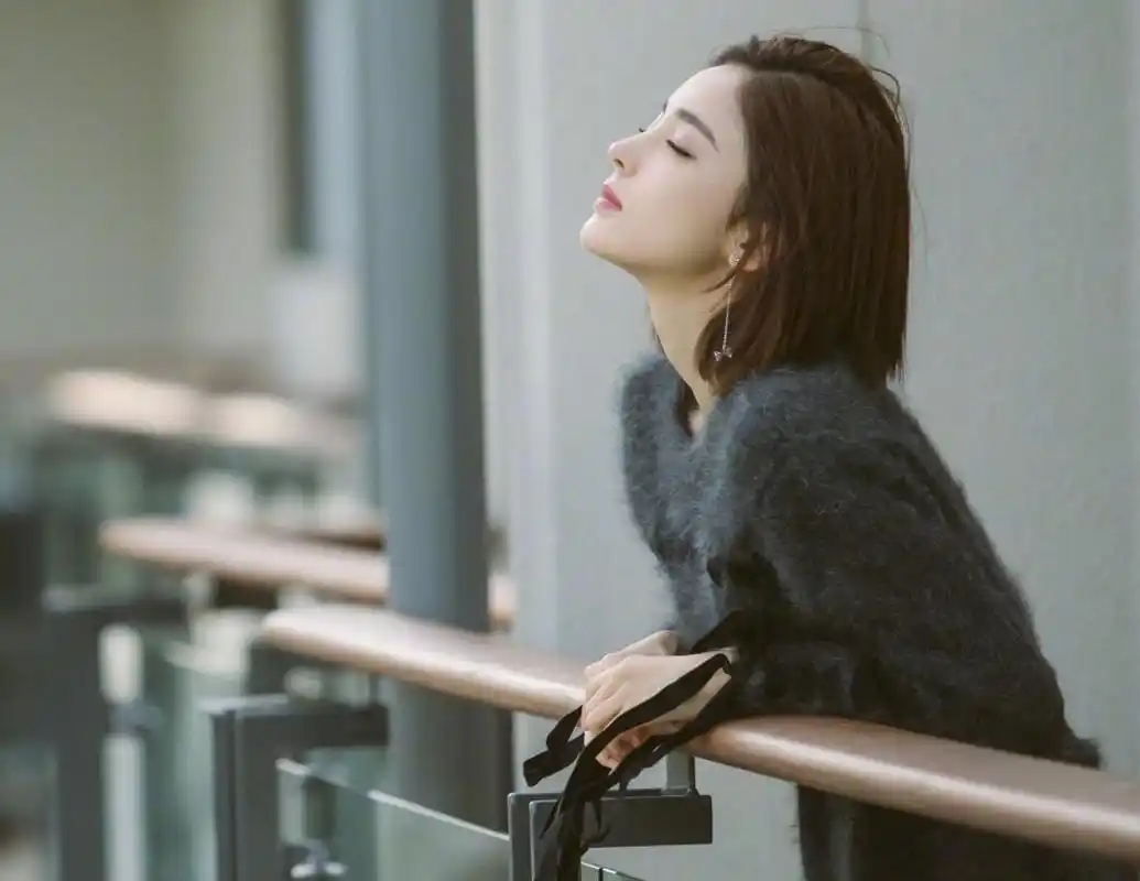 娱乐圈哪位女星侧颜最美,是有异域美的迪丽热巴?还是清纯的她?