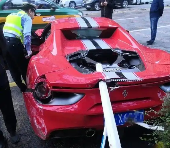 事故!呼和浩特街头一辆法拉利跑车失控撞上护栏