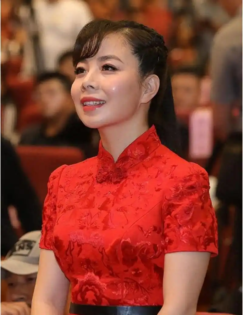 草根歌手王二妮身份被揭发,隐瞒观众十几年,难道她一直在掩盖?