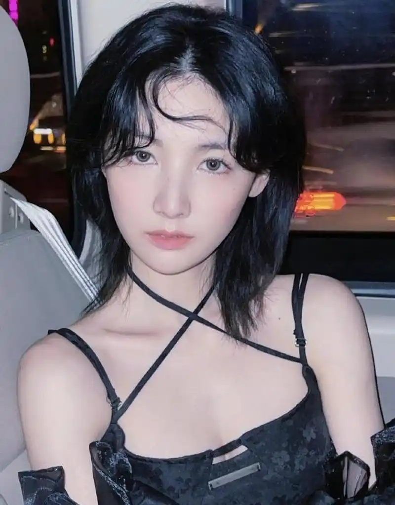 偶像女团硬糖少女303-赵粤迷人美照欣赏,真好看