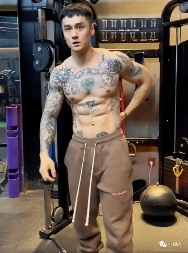 31岁蒋劲夫近照曝光,这肌肉是认真的吗?反差太大了!