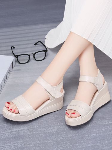 真皮坡跟凉鞋女款2022新款软底妈妈休闲夏季白色高跟厚底松糕鞋子