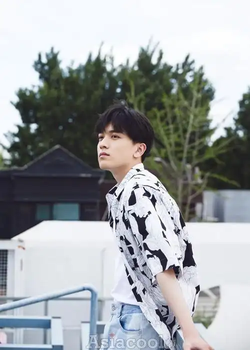 赵英博写真公开  演绎盐系少年风