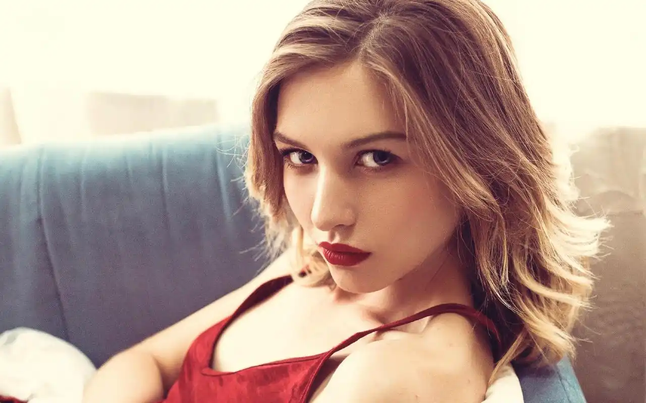 欧美红唇美女性感迷人写真桌面壁纸