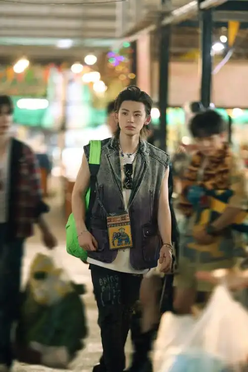 小鬼吃瓜传瓜相当到位##王琳凯自拍的视频有好多明星