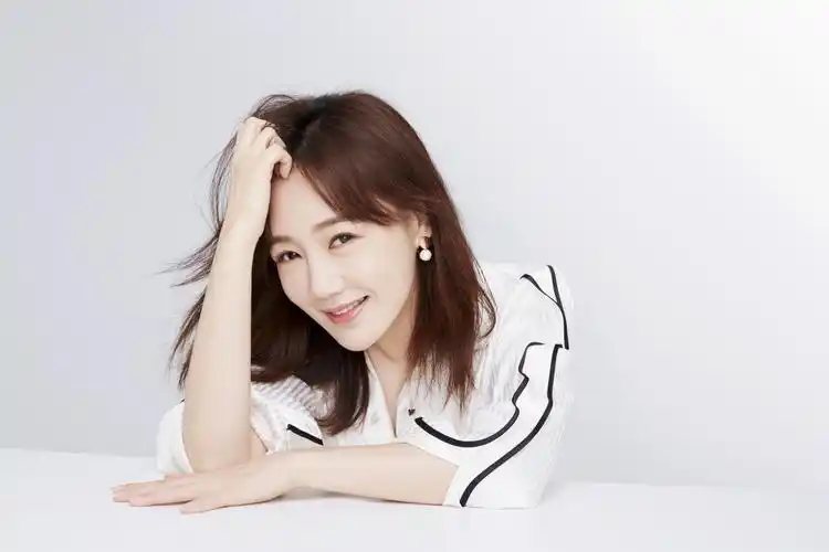 薛佳凝秋日写真释出 《光荣时代》收视口碑双丰收