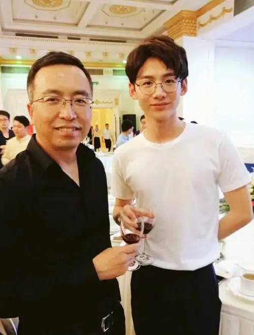 白敬亭白衣合照