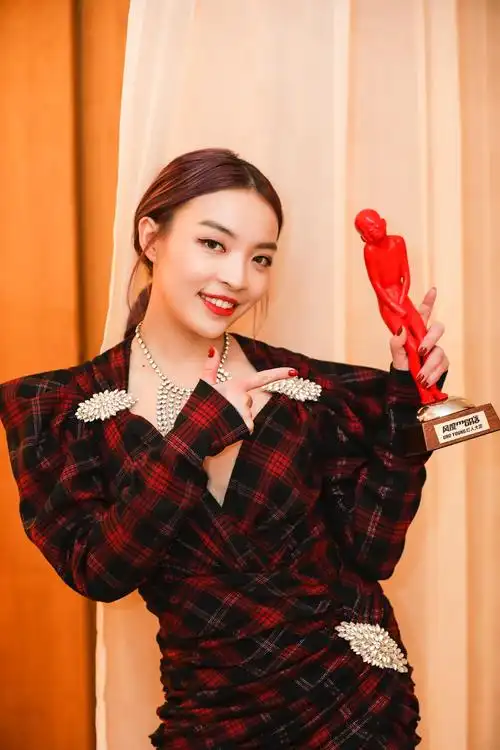 vava风尚盛典再摘奖项女王范look舞台气场超炸