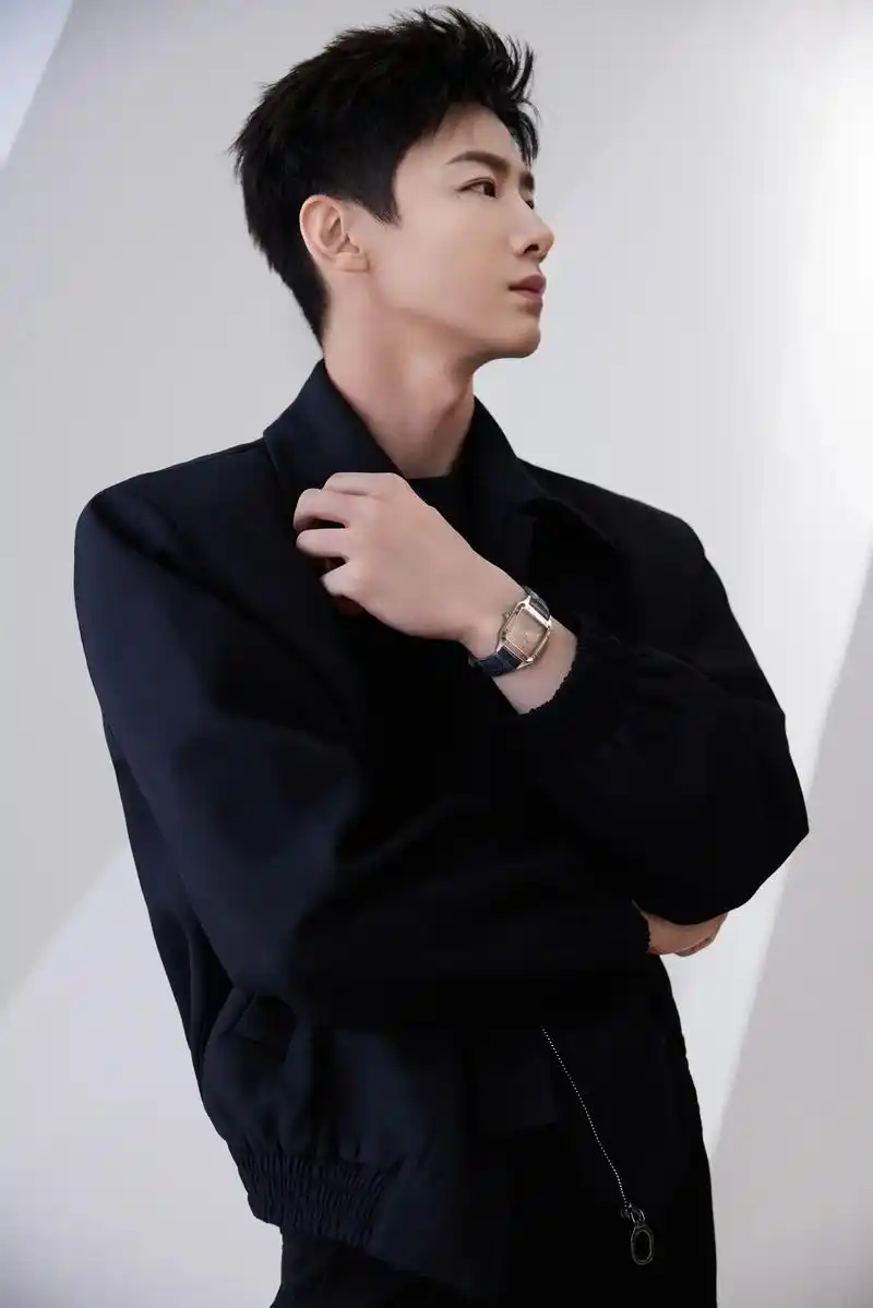 白敬亭是我们的靠山 我们依旧是白敬亭的肩膀#白敬亭 #霸总氛 - 抖音