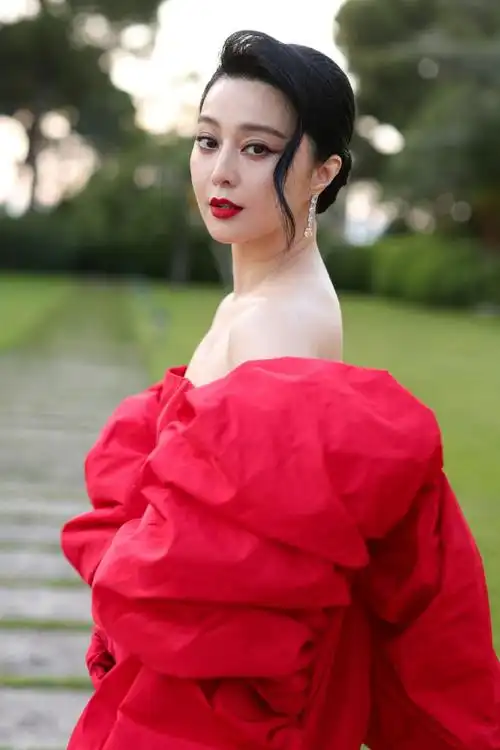 42岁范冰冰近照曝光,满脸色斑黑印不忍直视,卸妆后露出真实样貌,令人