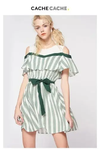 2018春新款 cachecache 简约荷叶边吊带露肩收腰绿白条纹连衣裙女-t