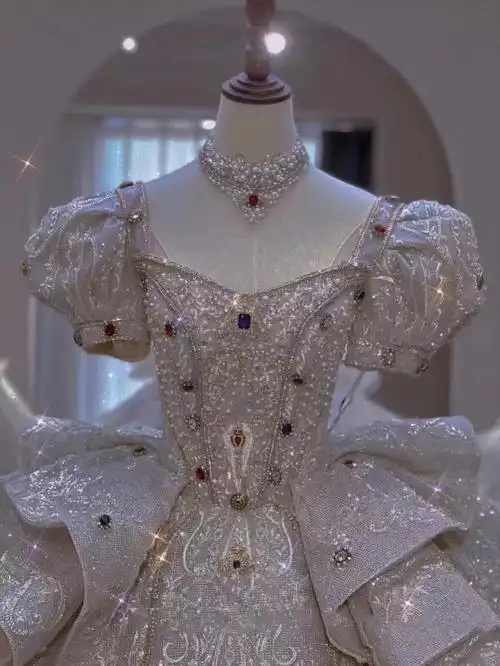 78玛祖·婚纱【拜占庭】风格婚纱以"奢华时代"著称,贵族不惜在服装