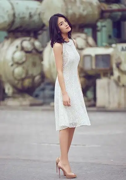 曹曦文身着白色镂空无袖连衣裙,若隐若现出白皙肌肤,更是完美突显窈窕
