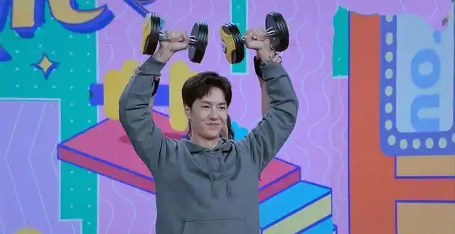 王一博录制综艺与汪涵一同用餐三位姐姐夸赞吃饭秀气