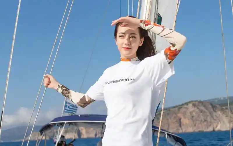 迪丽热巴海上清新高清桌面壁纸