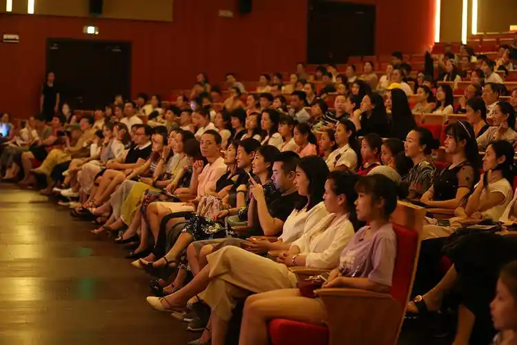 "孔雀仙子"杨丽萍现身滨州大剧院与观众面对面漫谈艺舞人生