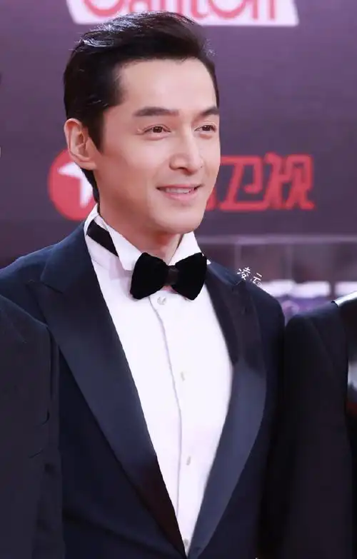 胡歌超话今天是黑西装 背头的梅晓歌#胡歌加盟品质盛典