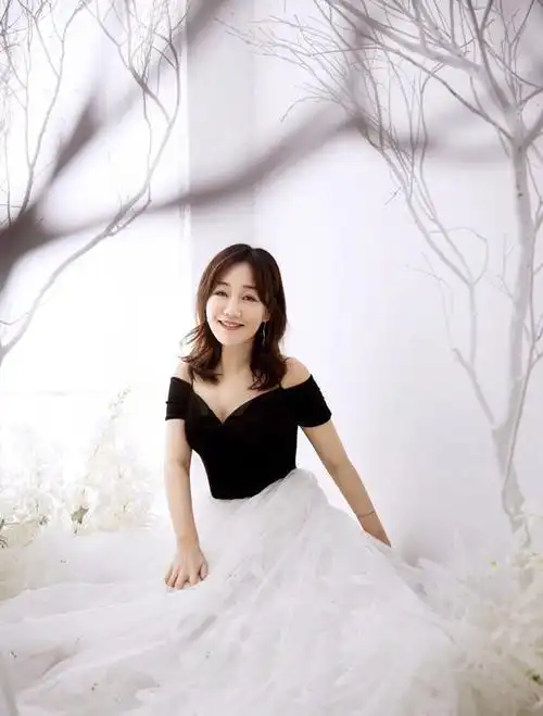 薛佳凝穿黑纱裙可爱优雅,这状态70后中少有_网易订阅