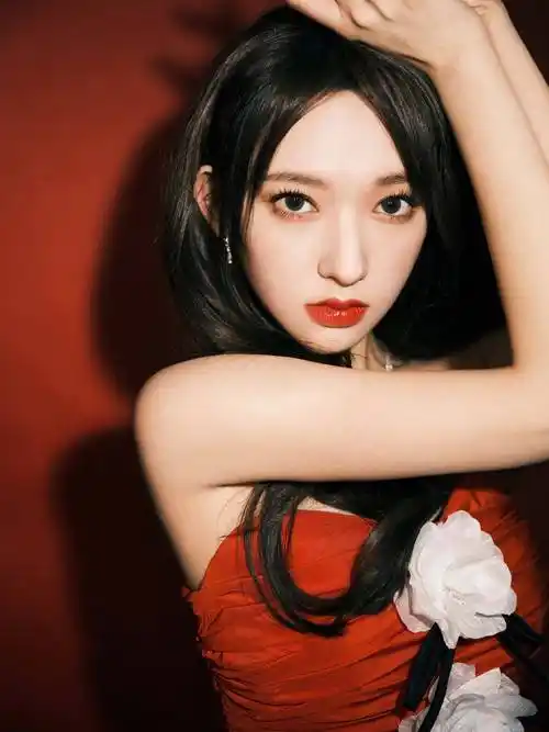 程潇大红色连衣裙性感美腿写真_的设计_银色_线条