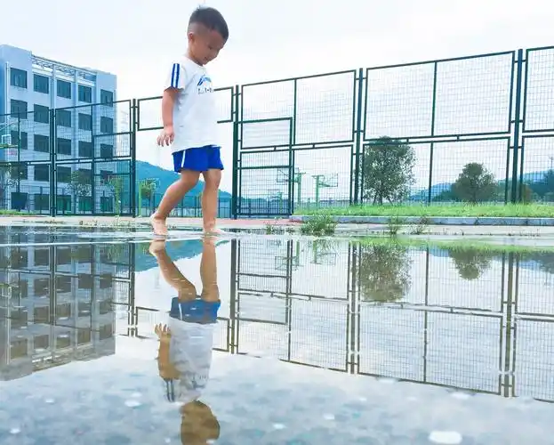 今天妈妈陪我一起赤脚踩水,好好玩.