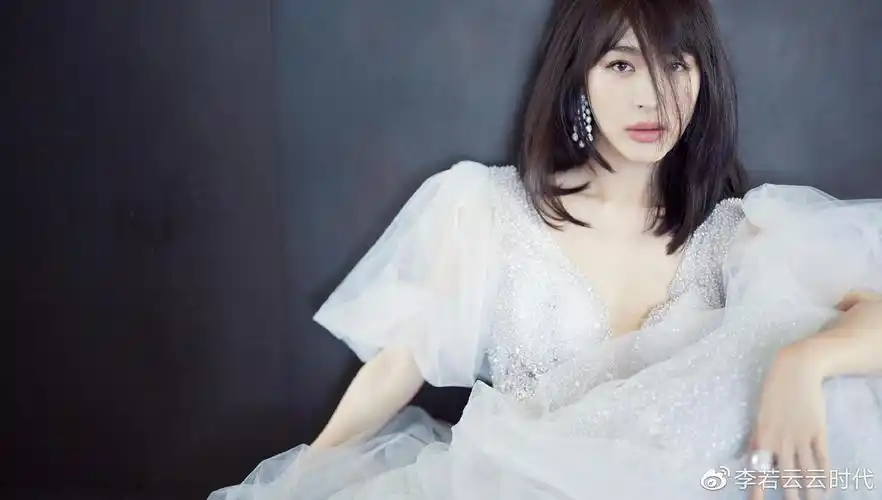 李菲儿一袭深v钻石纱裙出席活动甜美高贵性感不失仙气