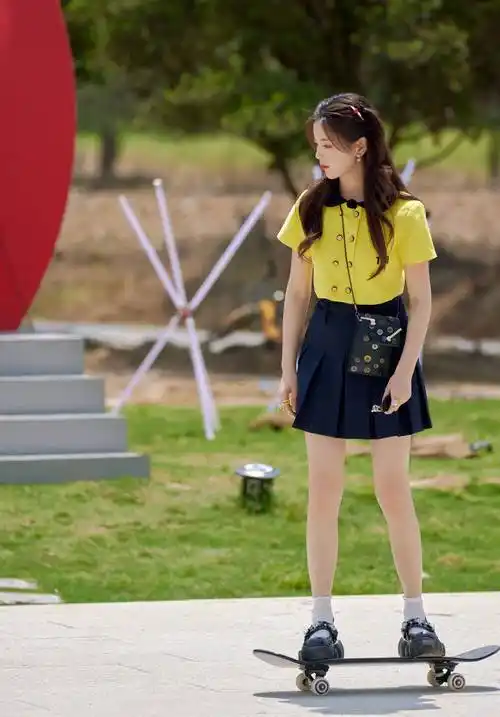 杨超越黑色百褶裙大长腿性感写真_披肩_长发_高跟鞋