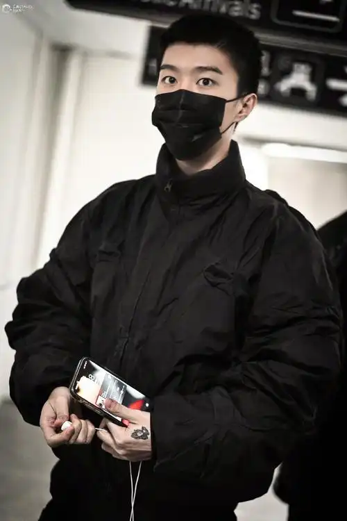 范丞丞今日机场饭拍 有被all black的寸头帅哥蛊到,好帅_高清图集
