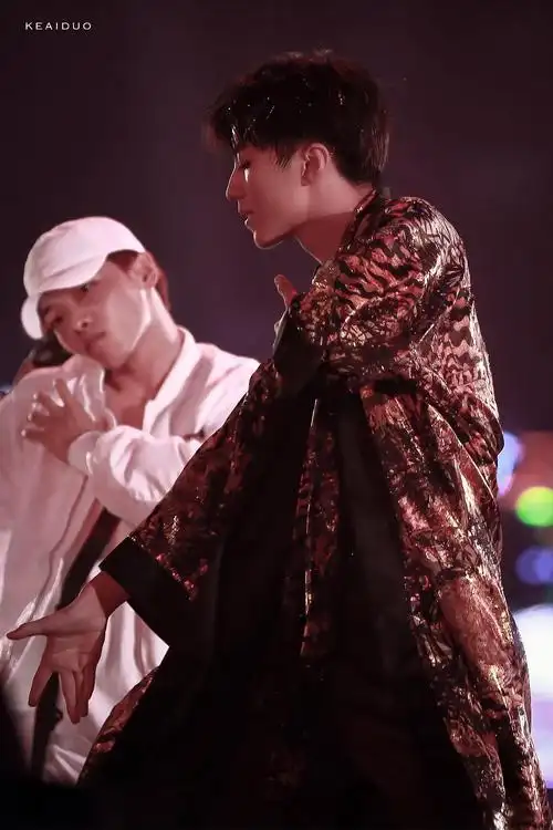 王俊凯的片刻六周年part21舞蹈solo