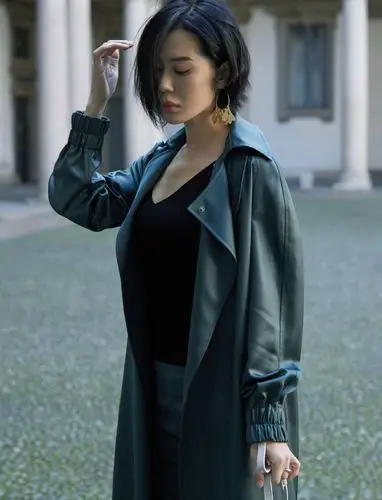 战狼余男也性感吊带裙大秀好身材美得不像41岁