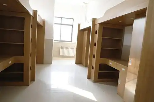 宽敞明亮的新校区宿舍六,问:你校的收费标准是多少?