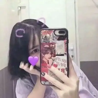 手机斜着遮住脸的女生微信头像