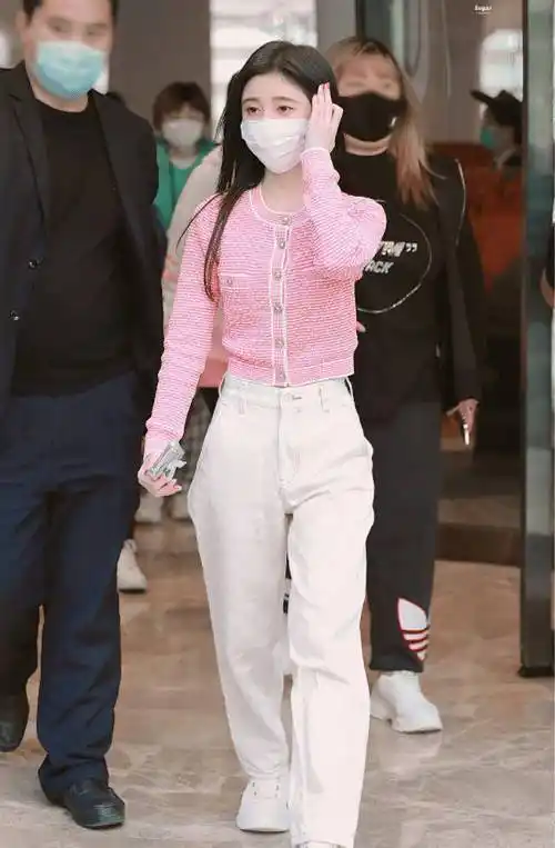 鞠婧祎现身彩排现场,短款上衣藏不住小蛮腰,抬手时更!