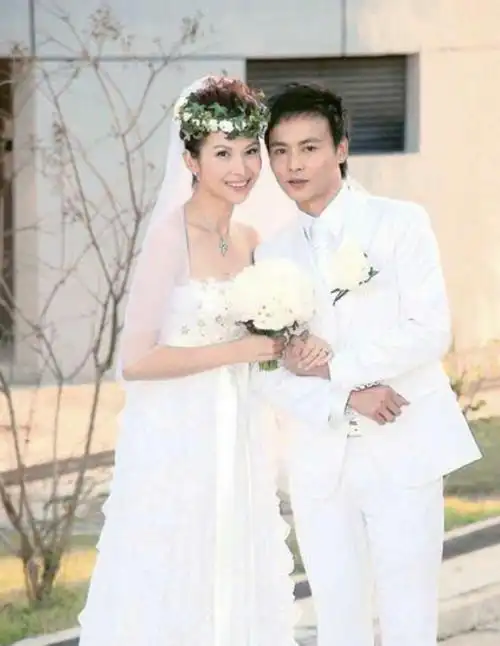 蔡少芬晒照庆祝结婚14周年张晋甜蜜表白我的心和你在一起