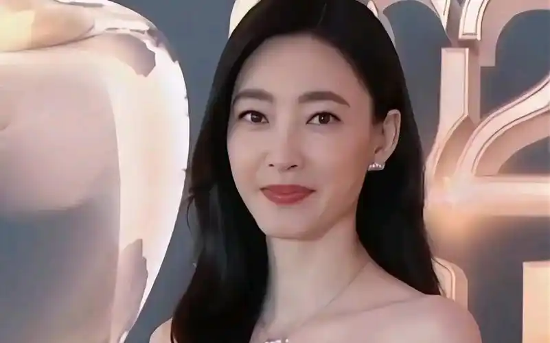 王丽坤浅蓝色抹胸纱裙,皮肤白皙透亮,不愧是素颜女神