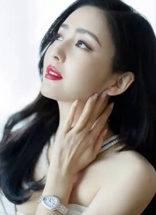 40岁佟丽娅像20岁!离婚后放飞自我,端午节晒美照,颜值