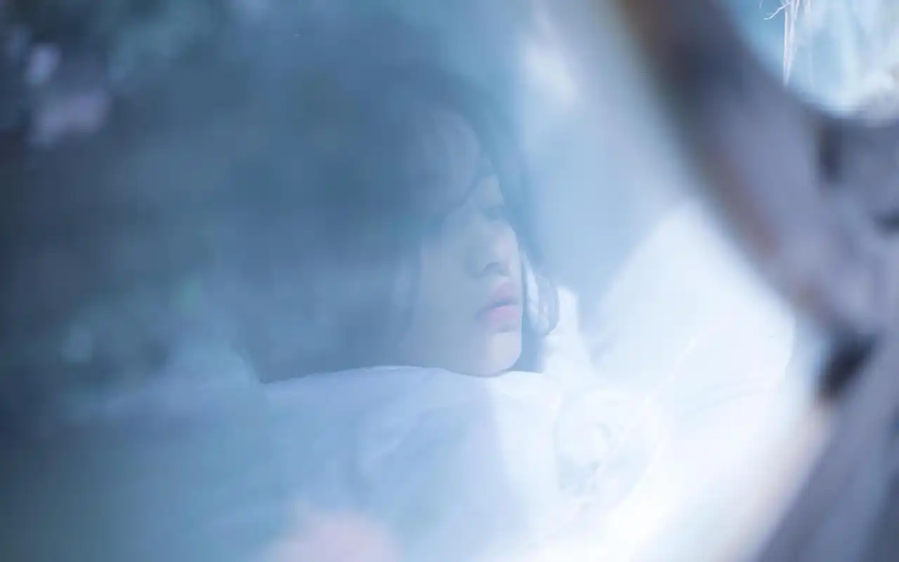 长发美女冬日室内唯美写真图片桌面壁纸