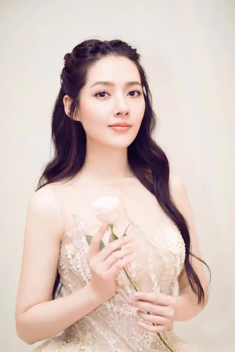 郭碧婷:貌美如花,楚楚动人