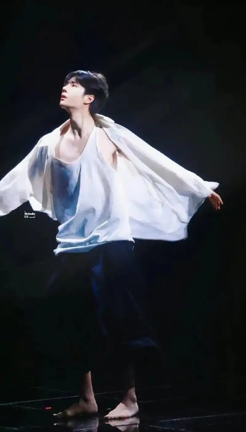 别管我了  眼泪在嘴角流下来 #王一博#王一博赤脚跳舞 #全 - 抖音