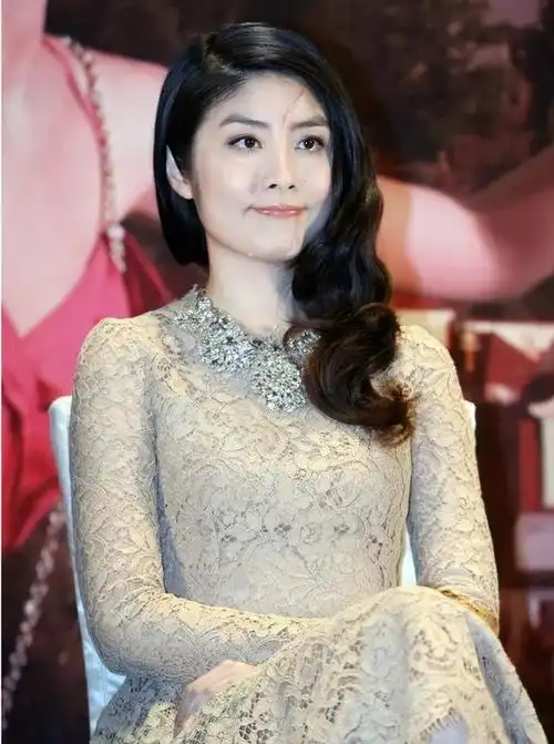 陈慧琳在成都街头唱歌引围观!路人视角下牙黄,牛仔裤拉链都坏了