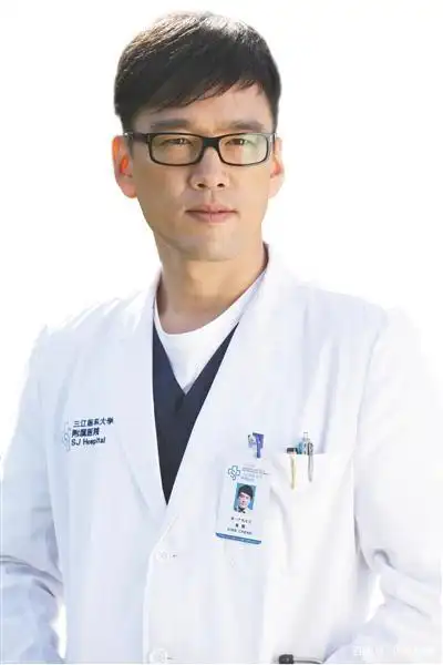 提起王耀庆的婚姻可谓是可圈可点,和妻子郭晏青在小学四年级时就同校