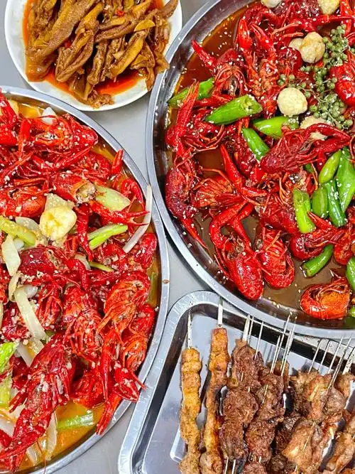 露天院子市井气息小龙虾02烧烤啤酒夜生活