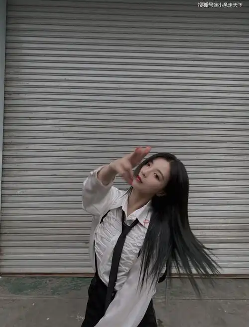 许杨玉琢黑色领带霸气写真