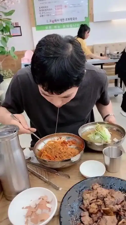 韩国人吃饭必备的大剪刀饭桌上随处可见不能直接用牙咬断吗